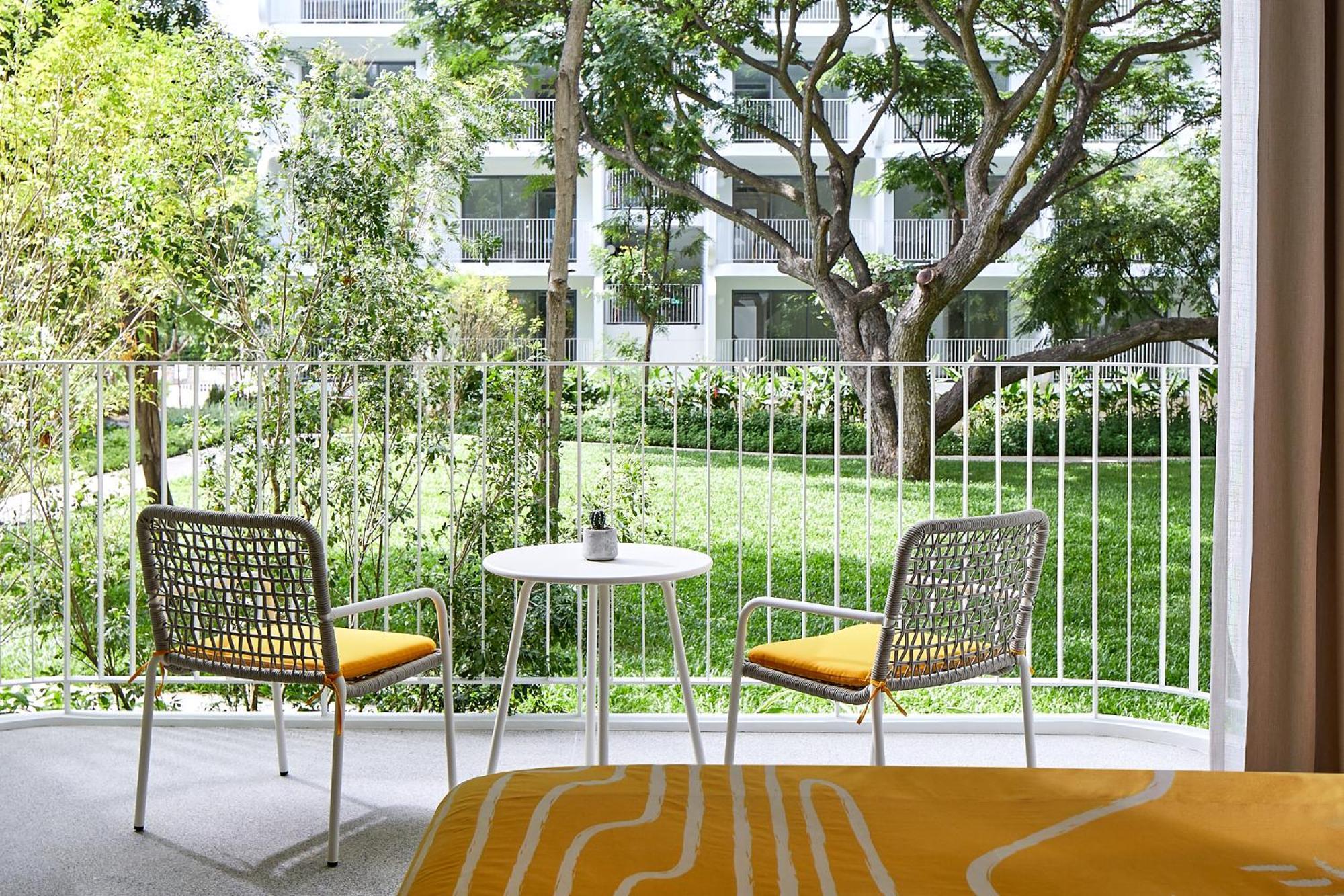 فندق The Standard, هوا هين الغرفة الصورة A balcony at the hotel